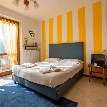 Happy Guest Apartments - Lake Panorama & Pool Riva di Solto Buitenkant foto