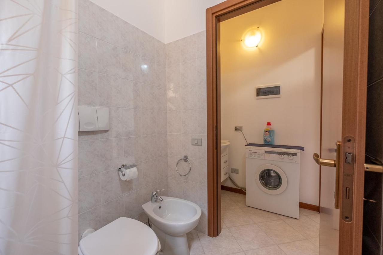 Happy Guest Apartments - Lake Panorama & Pool Riva di Solto Buitenkant foto