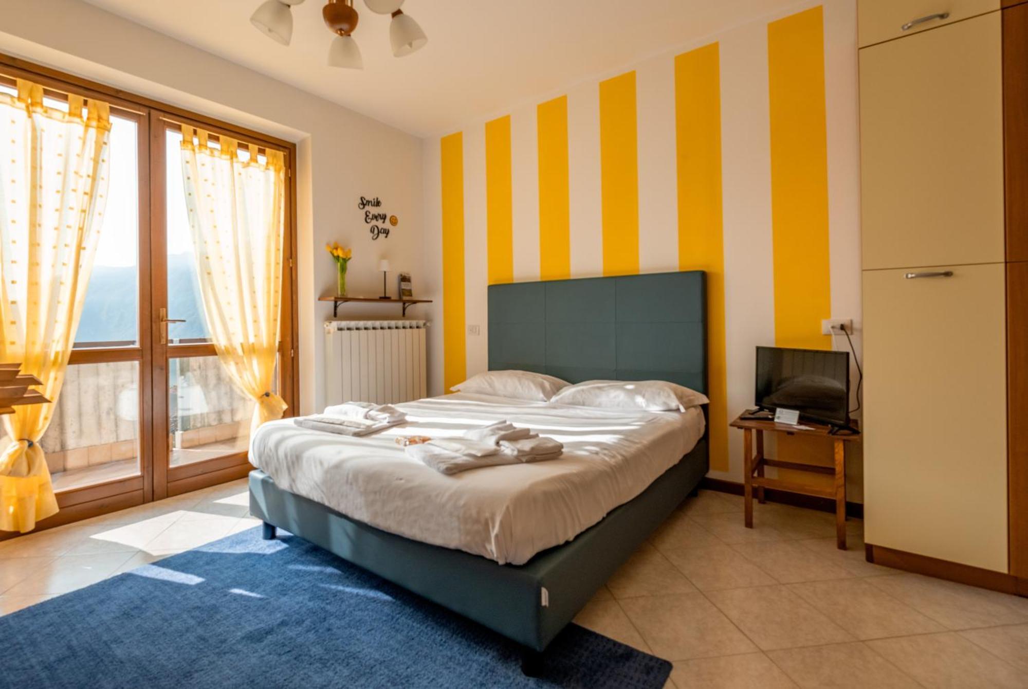 Happy Guest Apartments - Lake Panorama & Pool Riva di Solto Buitenkant foto